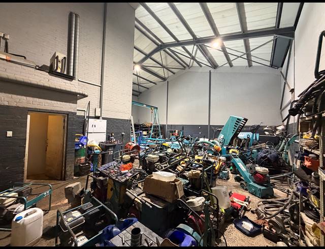 302M² WAREHOUSE TO LET IN STIKLAND INDUSTRIAL